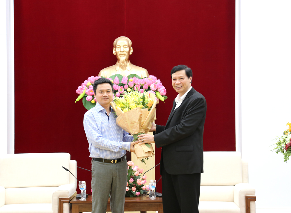 Đồng chí Nguyễn Đức Long, Phó Bí thư Tỉnh ủy, Chủ tịch UBND tỉnh, tặng hoa chúc mừng những thành tích của Tập đoàn.