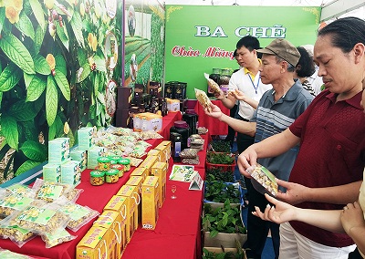 Khách tham quan mua sắm các sản phẩm OCOP của huyện Ba Chẽ, tỉnh Quảng Ninh - Ảnh: Báo Quảng Ninh