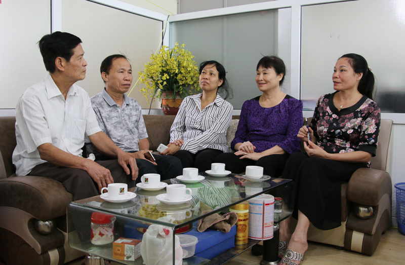 Bà Hoàng Thị Vân (ngoài cùng, bên phải) trao đổi năm bắt tình hình đời sống nhân dân với các cán bộ khu phố.