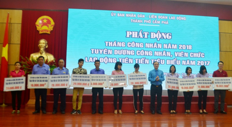 Đồng chí Trần Danh Chức, Chủ tịch LĐLĐ tỉnh trao Quỹ trợ vốn cho CNLĐ nghèo cho người lao động TP Cẩm Phả nhân dịp Tháng công nhân năm 2018.