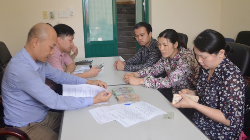 Ông Phạm Huy Thường, Giám đốc Quỹ trợ vốn CNLĐ nghèo (LĐLĐ tỉnh) giải ngân cho CNLĐ nghèo vay vốn tại huyện Vận Đồn.