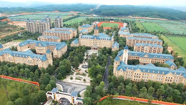 Cơ ngơi của học viện Quảng Châu Evergrande trông giống như một công viên Disneyland khổng lồ. Ảnh: Yao Ming Mania.
