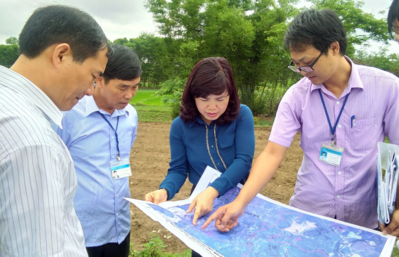 Các đồng chí lãnh đạo huyện Đầm Hà kiểm tra công tác GPMB cao tốc Vân Đồn - Móng Cái đoạn qua huyện Đầm Hà