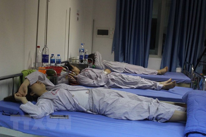 Các sinh viên nghi bị ngộ độc thức ăn đang cấp cứu tại Bệnh viện Đa khoa Phúc Yên. (Ảnh: Nguyễn Thảo/TTXVN)