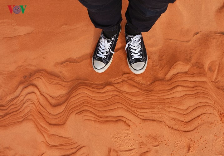   Điểm độc đáo nhất là màu sắc của cát, do hình thành trên một mỏ sắt cổ tồn tại hàng trăm năm nên cát ở đây có tới hàng chục sắc độ từ vàng cho tới đỏ, đậm nhạt khác nhau, vân cát hiện lên như những bức tranh.