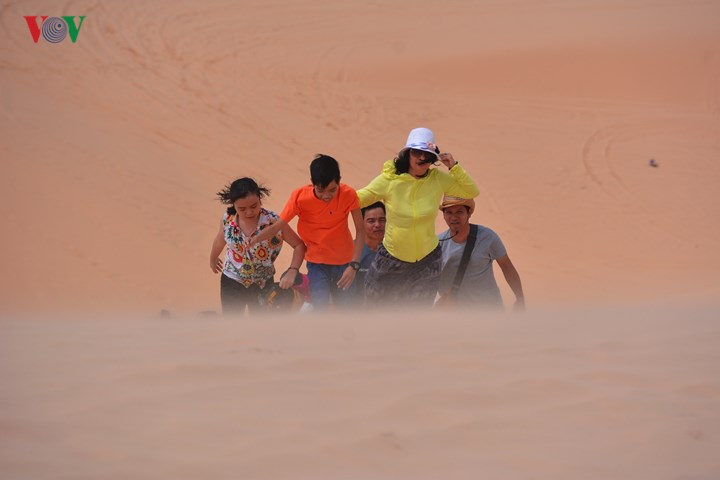   Những trận “bão cát” thường xuyên xảy ra, du khách có cảm giác như lạc vào sa mạc nơi phương trời Phi châu.