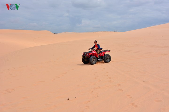   Bàu Trắng hút khách một phần là nhờ những trò chơi mạo hiểm như phóng xe mô tô, ô tô địa hình trên cát.