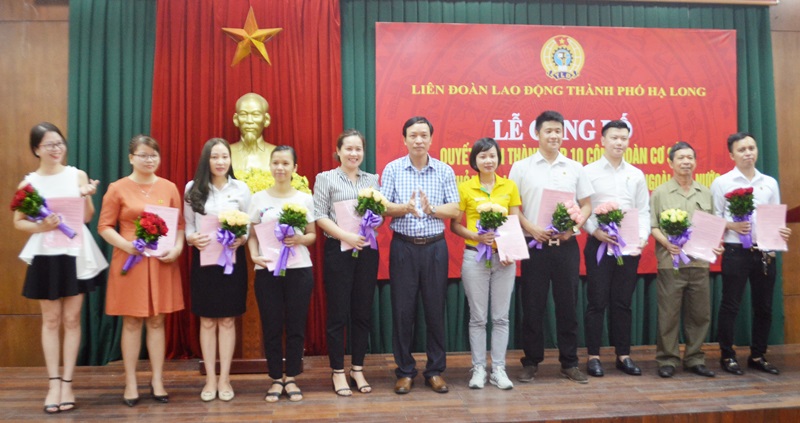 Ông Phạm Ngọc Hưng, Chủ tịch LĐLĐ TP Hạ Long trao quyết định thành lập CĐCS cho đại diện 10 doanh nghiệp tại buổi lễ. 