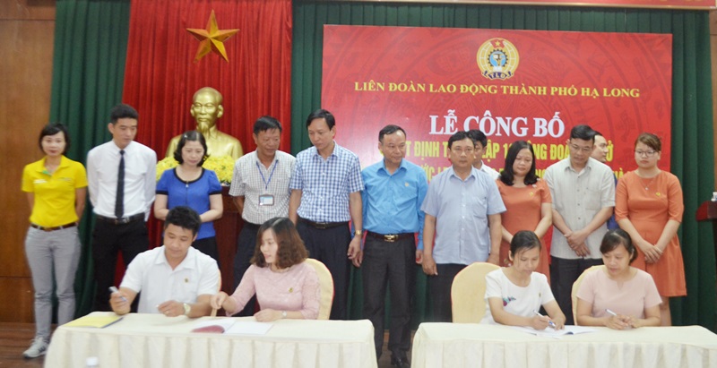 Lãnh đạo LĐLĐ tỉnh, TP Hạ Long, chứng kiến ký kết TƯLĐTT giữa các đơn vị tại buổi lễ.