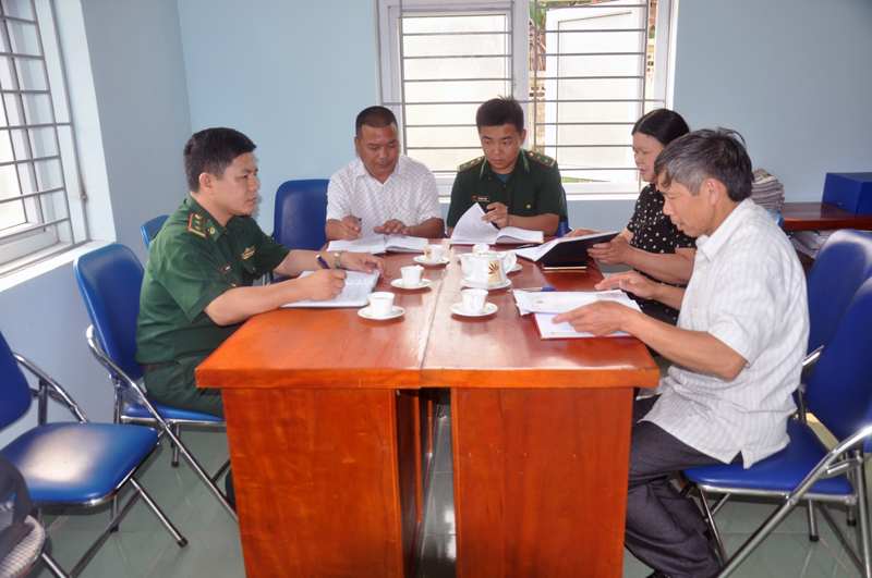 Thượng tá Lê Anh Tuấn, Đồn Trưởng Đồn Biên phòng Hoành Mô (Đầu tiên, bên phải) tham dự sinh hoạt với Chi ủy, Chi bộ cơ quan xã Hoành Mô (Bình Liêu) để triển khai nhiệm vụ trọng tâm trong 6 tháng cuối năm 2018