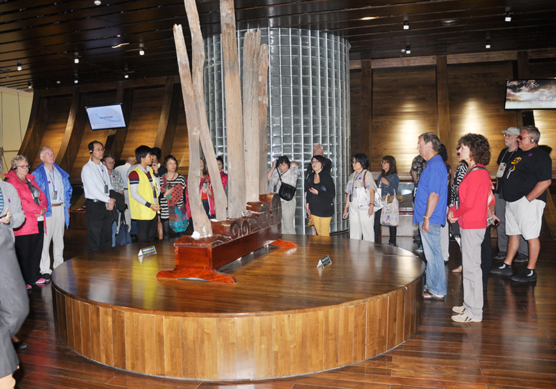Cọc Bạch Đằng được trưng bày phục vụ du khách tham quan tại Bảo tàng Quảng Ninh.