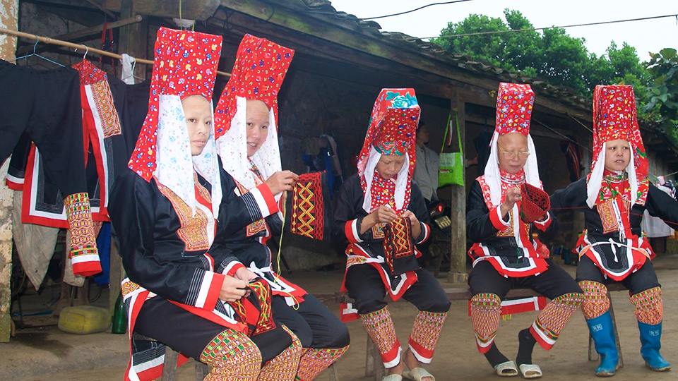 Chị em phụ nữ Dao Thanh Phán chuẩn bị trang phục đi chơi này hội Kiêng gió.