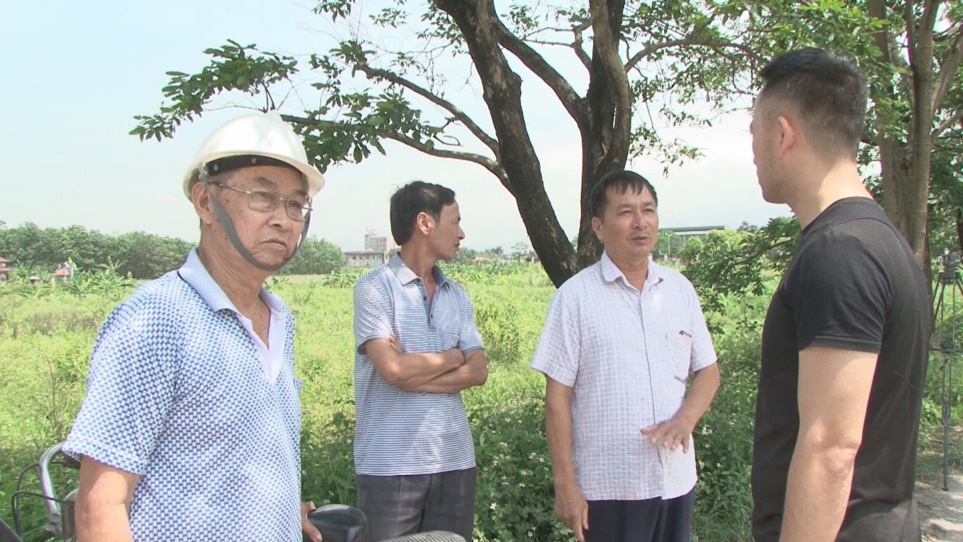 Người dân khu Vĩnh Hòa, phường Mạo Khê, thị xã Đông Triều bức xúc phản ánh với phóng viên về bất cập hạ tầng giao thông trên địa bàn.