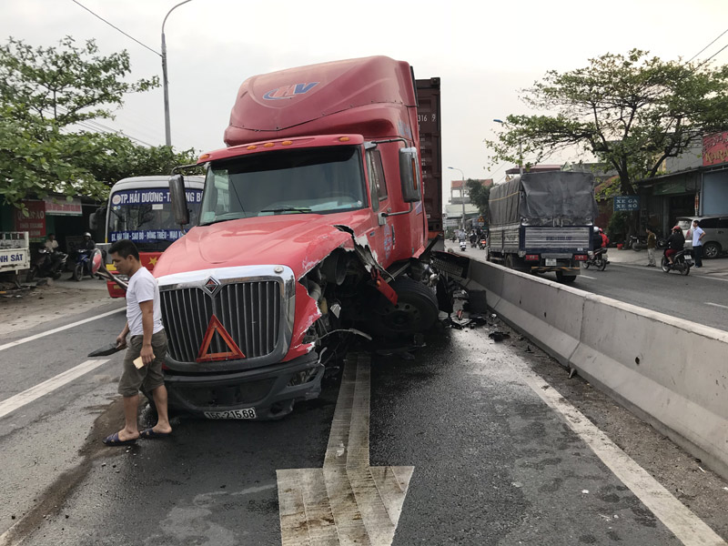  Vụ xe ô tô đầu kéo rơ mooc đâm va vào dải phân cách cứng trên Quốc lộ 18, đoạn thuộc địa phận xã Hồng Thái Đông, thị xã Đông Triều, vào ngày 29/3/2018. 