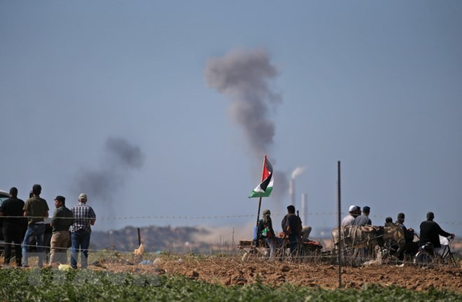 Khói bốc lên sau các cuộc không kích Israel vào các mục tiêu của Hamas ở Beit Lahia gần khu vực biên giới giữa Israel và Dải Gaza ngày 14/5. (Nguồn: AFP/TTXVN)