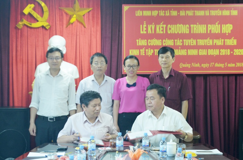 Lãnh đạo Đài PTTH tỉnh và Liên minh HTX tỉnh ký kết chương trình phối hợp.