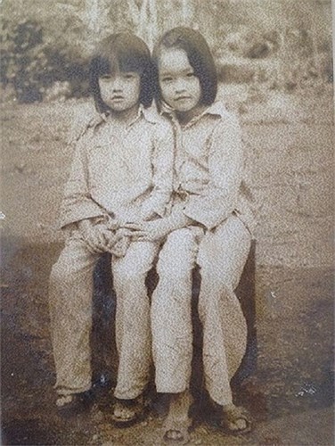   Vân Dung (trái) có tuổi thơ phải vật lộn để mưu sinh. Nữ diễn viên từng kể khi được bốn tuổi, cô phải một mình vào rừng kiếm củi đem bán lấy tiền đong gạo. Năm 10 tuổi, Vân Dung đã nhận may gia công, làm khuy áo. Năm 13 tuổi, cô phụ giúp mẹ trang điểm cô dâu.