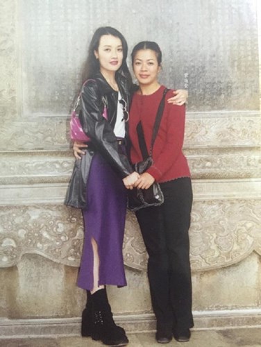   Hình ảnh trẻ trung của Vân Dung (trái) trong những ngày đầu đến với nghệ thuật sân khấu. Cô là một trong những tên tuổi được yêu thích từ những năm 1990, trong các chương trình 