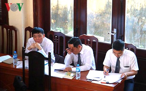 Luật sư Trần Vũ Hải (ngồi đầu từ trái sang).