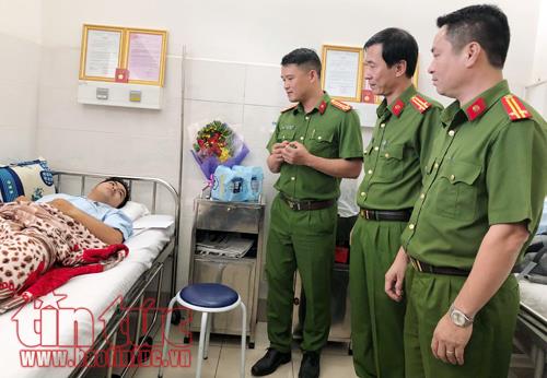 Đoàn tác phòng Cảnh sát hình sự - Công an TP Hồ Chí Minh thăm các 