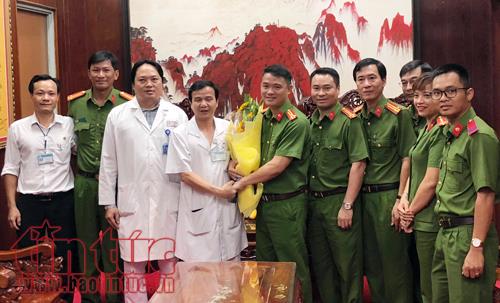 Đoàn công tác phòng Cảnh sát hình sự - Công an TP Hồ Chí Minh tặng hoa cám ơn ban giám đốc và đội ngũ y bác sĩ đã kịp thời cứu chữa cho các 