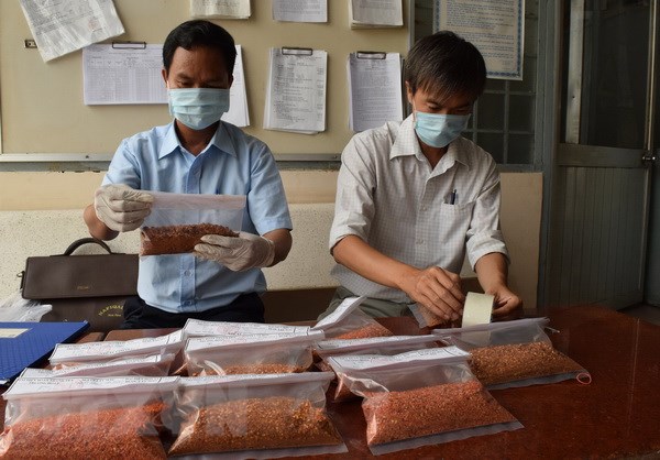 Tiến hành lập biên bản các mẫu ớt bột tại chợ nông sản thành phố Cao Lãnh. (Ảnh: Chương Đài/TTXVN)