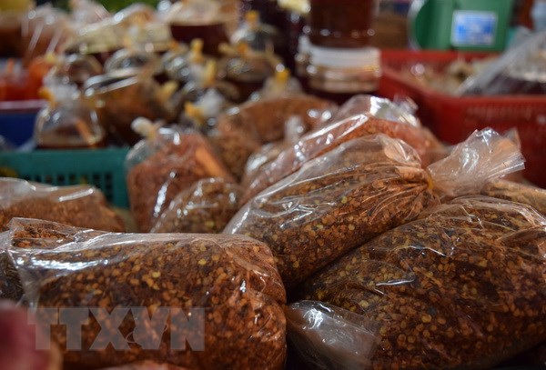 Bột ớt khô không nhãn mác, hạn sử dụng được bày bán công khai tại chợ nông sản thành phố Cao Lãnh, tỉnh Đồng Tháp. (Ảnh: Chương Đài/TTXVN)