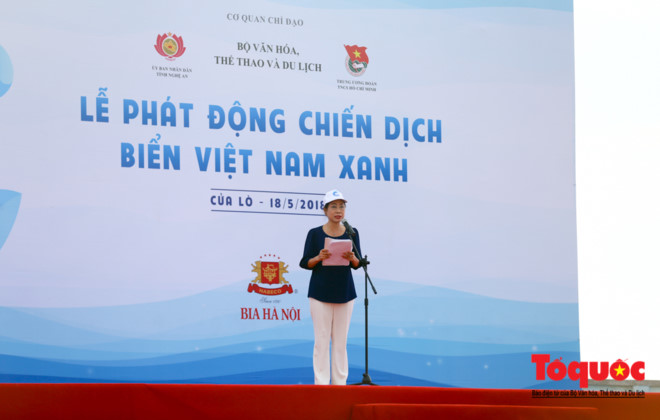 Thứ trưởng Bộ VHTTDL Đặng Thị Bích Liên phát biểu phát động chiến dịch “Biển Việt Nam Xanh”.