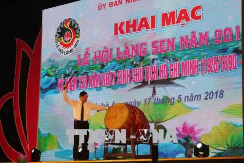 Đồng chí Lê Minh Thông - Phó Chủ tịch UBND tỉnh Nghệ An đánh trống khai mạc Lễ hội. Ảnh: Bích Huệ/TTXVN