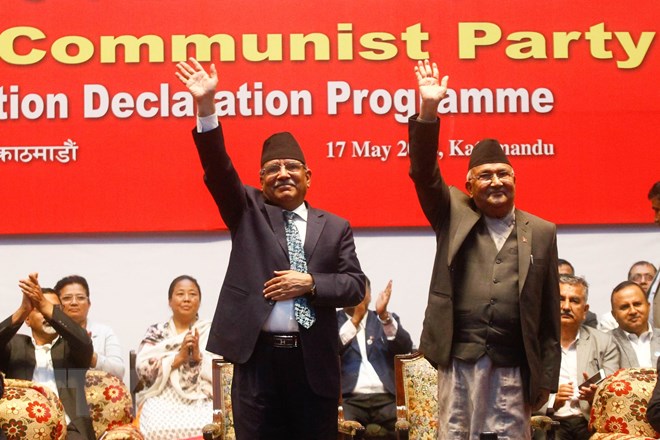 Chủ tịch CPN-UML K.P Sharma Oli (phải) và Chủ tịch CPN-MC Pushpa Kamal Dahal tuyên bố hợp nhất hai đảng tại buổi lễ ở Kathmandu ngày 17/5. (Ảnh: THX/TTXVN)