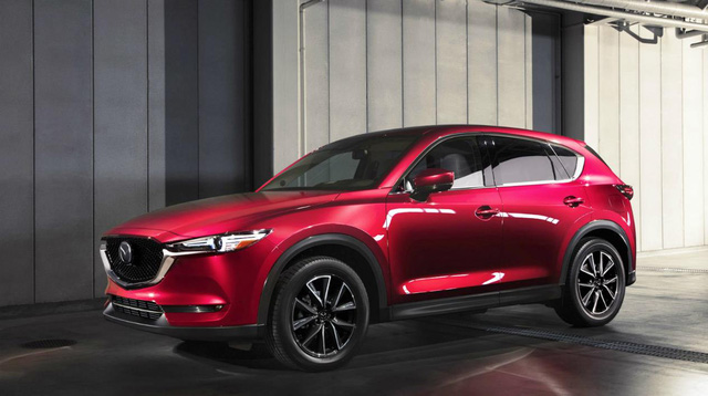 Mẫu xe Mazda CX-5 năm 2018 được bổ sung màu đỏ bắt mắt và quyến rũ.