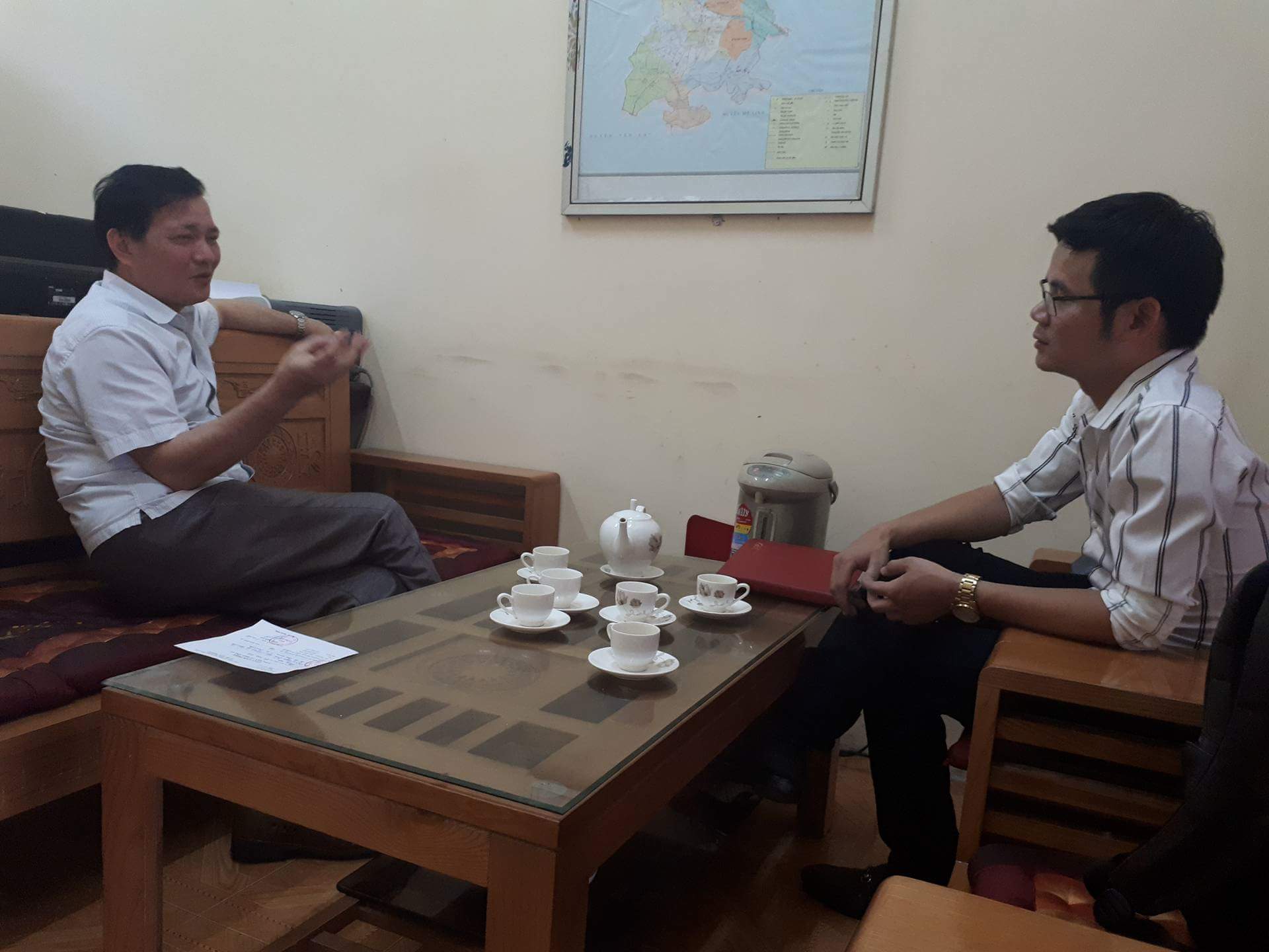 Ông Lê Trung Chính, Trưởng phòng Nội vụ huyện Bình Xuyên trao đổi với phóng viên
