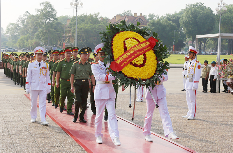Công an Quảng Ninh viếng Lăng Chủ tịch Hồ Chí Minh.
