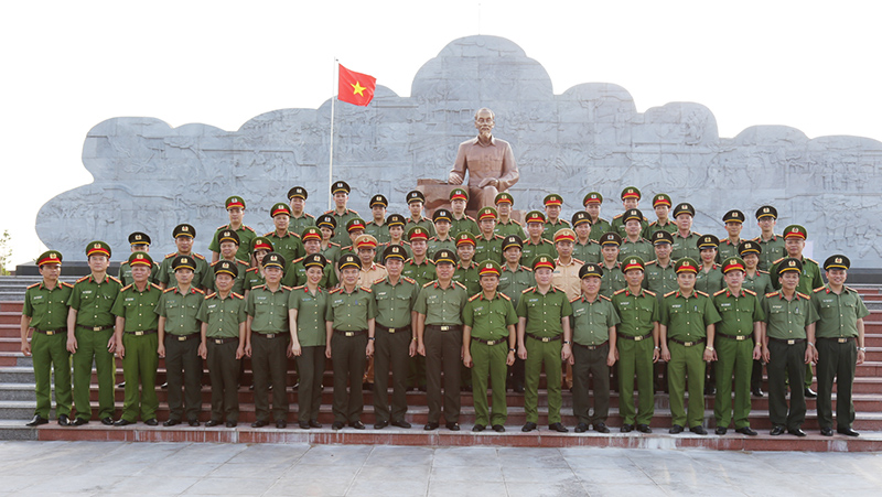 Tập thể cá nhân chụp ảnh lưu niệm tại Khu di tích Công an Khu XII tại xã Nhã Nam, Tân Yên, Bắc Giang