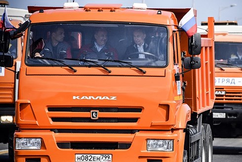 Hình ảnh Tổng thống Putin lái xe tải vào hôm 15/5. Ảnh: Getty.