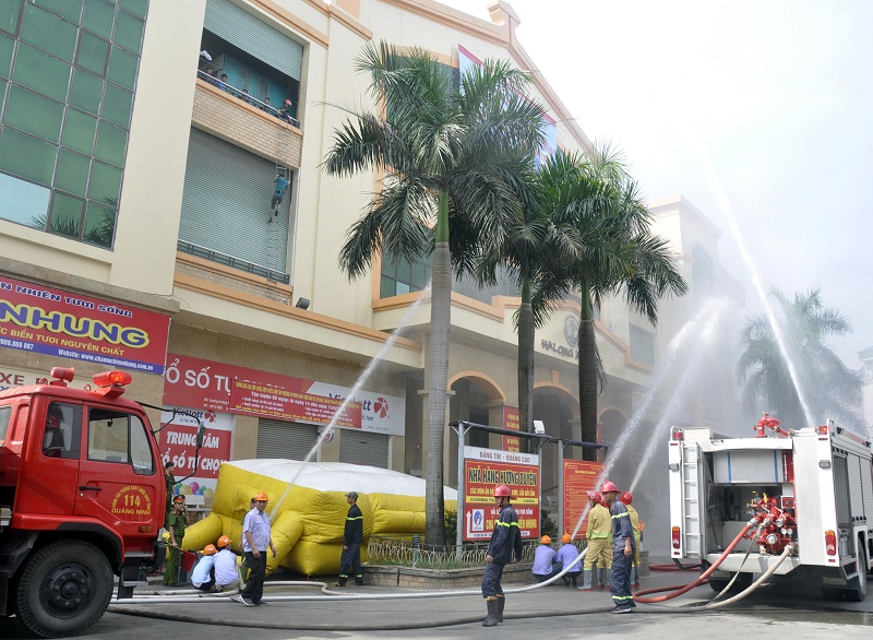 Lực lượng tham gia diễn tập cứu người từ trên mái và dùng lăng phun nước dập tắt đám cháy.
