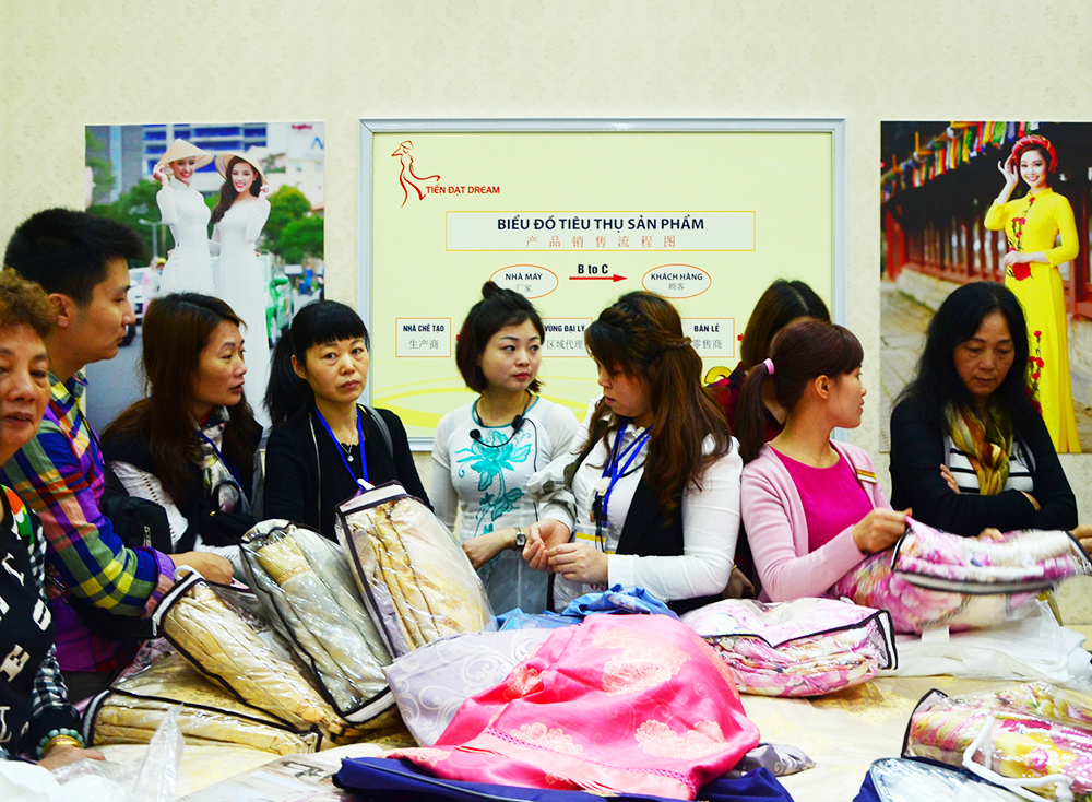 Du khách nước ngoài tham khảo các sản phẩm tại quầy kinh doanh, khu du lịch Bãi Cháy (TP Hạ Long)