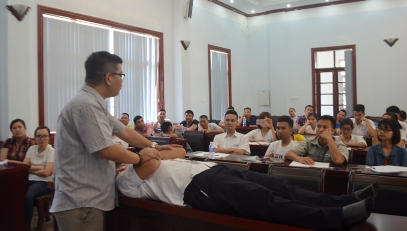 Cán bộ Trung tâm Y tế dự phòng tỉnh Quảng Ninh giới thiệu các biện pháp sơ cấp cứu cho học viên tại lớp học.