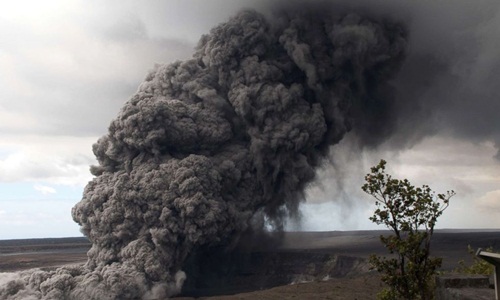 Cột tro bụi cao tới 9.000 m được tạo ra khi núi lửa phun trào. Ảnh: ABC News.