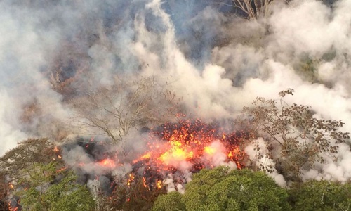Núi lửa Kilauea phun trào đợt mạnh nhất hôm 17/5 kể từ khi hoạt động. Ảnh: AFP.
