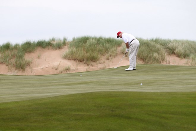 Tổng thống Mỹ Donald Trump chơi golf. (Nguồn: Getty)