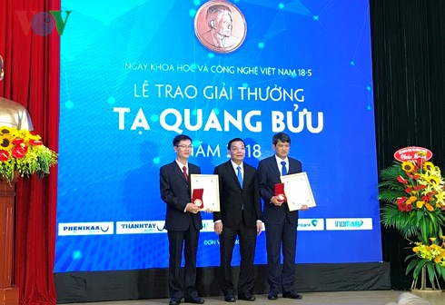 Hai nhà khoa học nhận giải thưởng chính Giải thưởng Tạ Quang Bửu năm 2018 tổ chức sáng 18/5, tại Hà Nội.
