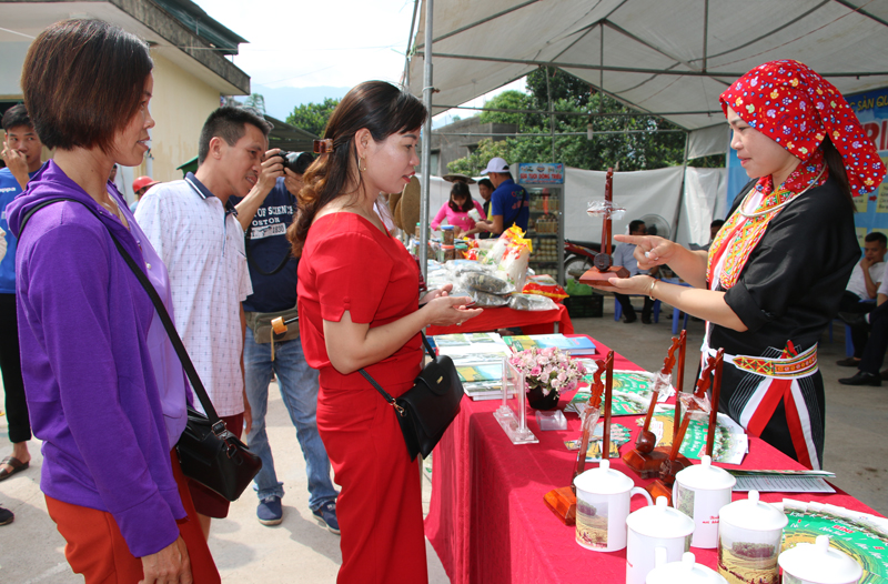 Nhân dân và du khách tham quan, mua sắm các sản phẩm đặc trưng của Bình Liêu tại gian hàng Ocop ở ngày hội.