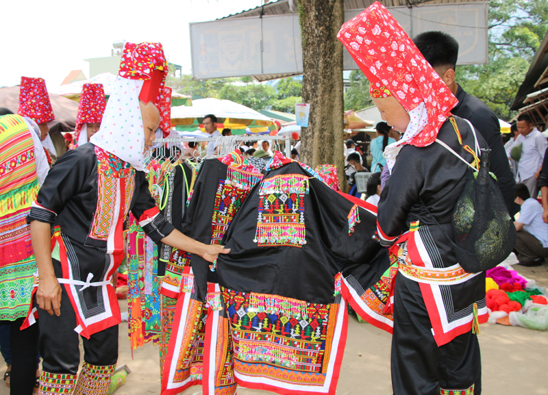 Chị em dân tộc sắm sửa những bộ trang phục mới tại phiên chợ Đồng Văn.