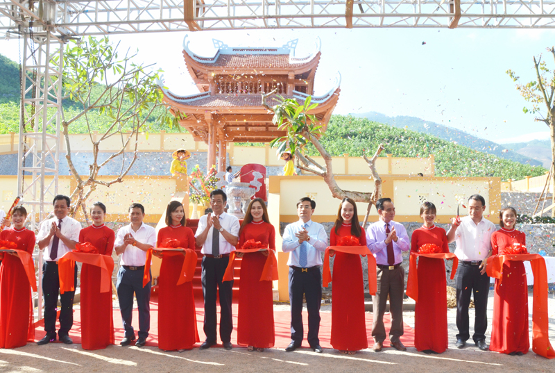 Lãnh đạo huyện Hoành Bồ cắt băng khánh thành công trình nhà bia ghi dấu nnowi thành lập Huyện ủy