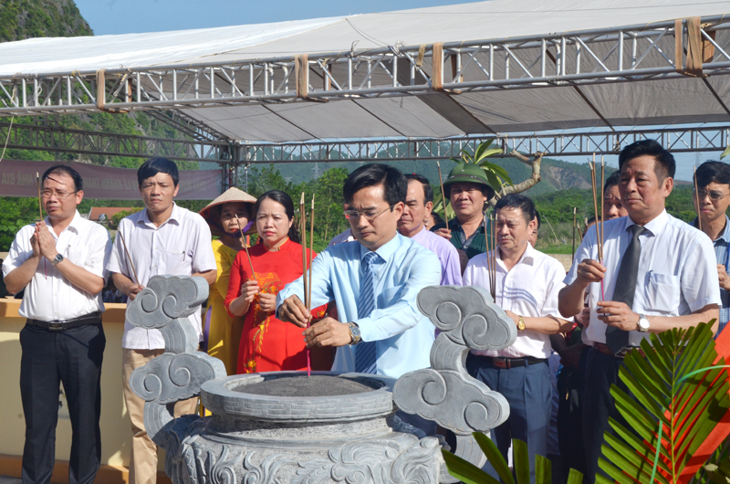 Cán bộ lãnh đạo huyện Hoành Bồ cùng nhân dân xã Sơn Dương dâng hương tại nhà bia 