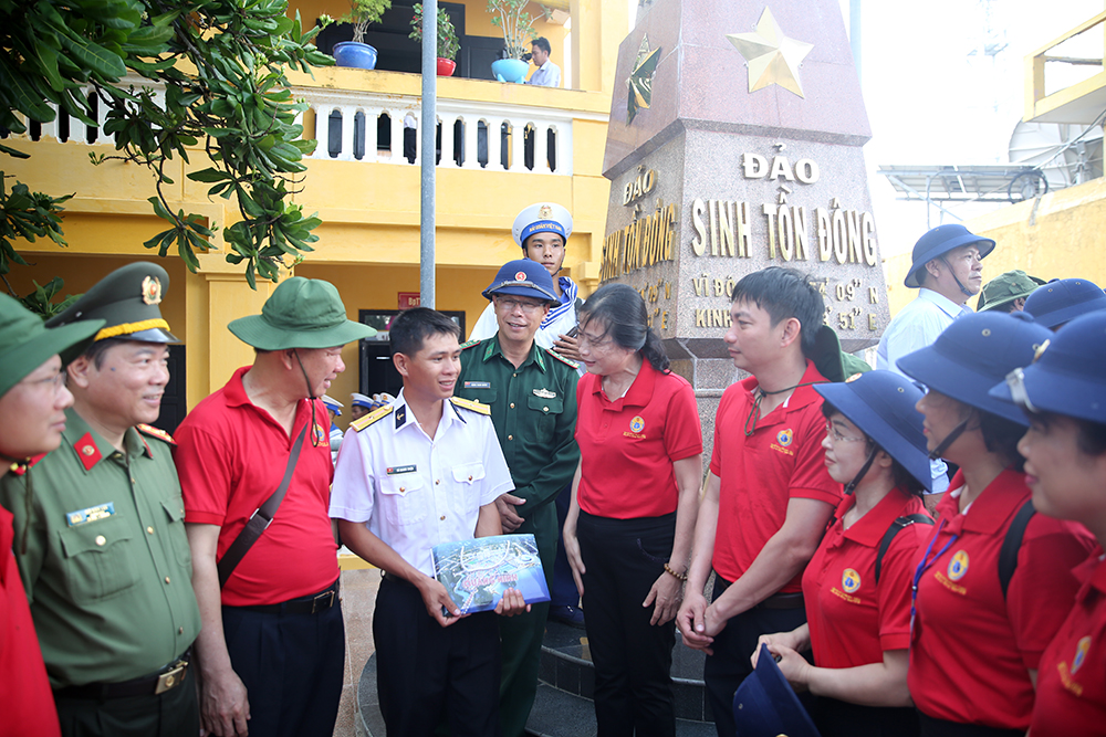 Đoàn công tác thăm hỏi, động viên chiến sỹ Vũ Quang Thiện, quê Quảng Yên đang công tác tại đảo Sinh Tồn Đông