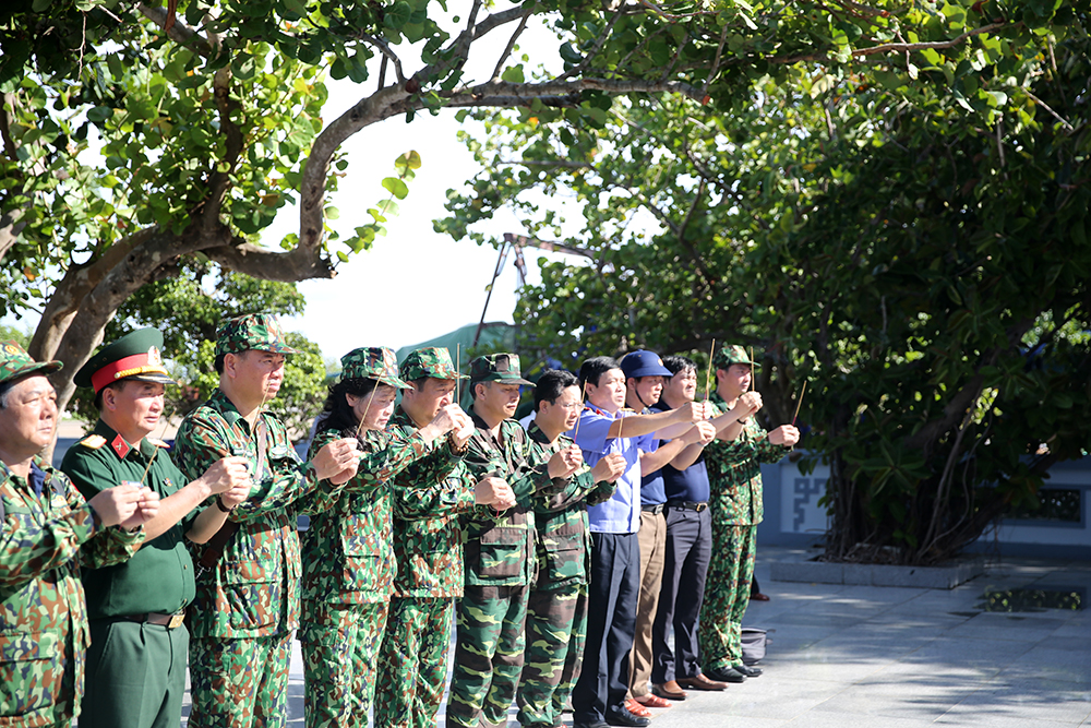Đoàn đại biểu tỉnh Quảng Ninh dâng hương tại nghĩa trang liệt sỹ thị trấn Trường Sa.