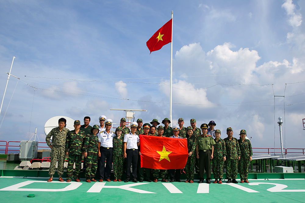 Đoàn công tác tỉnh Quảng Ninh nhận lá cờ Tổ quốc từ chính trị viên nhà giàn DK1.