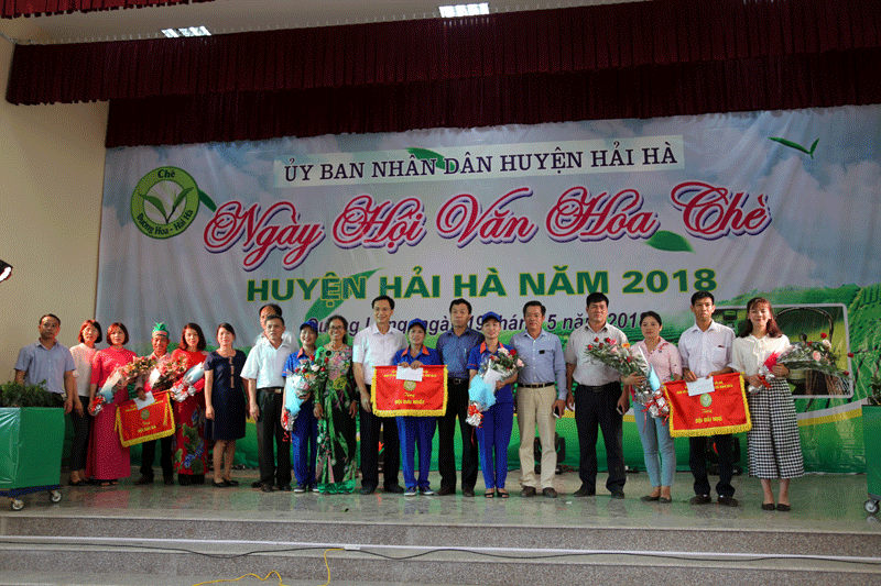 Ban tổ chức trao giải cho các đội thi tham gia Ngày hội văn hóa chè huyện Hải Hà năm 2018.